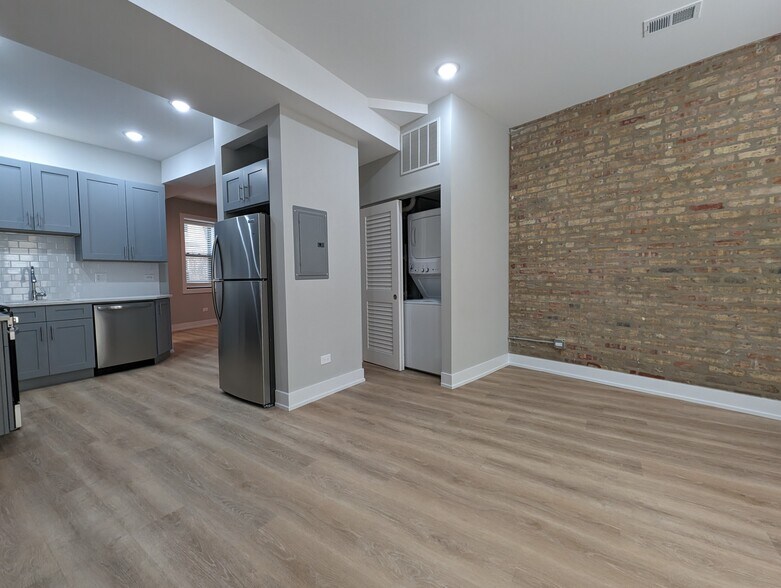 Building Photo - 440 W Belden Ave