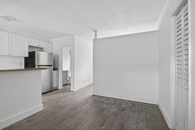 Building Photo - QUICK MOVE IN - FIRST MONTH FREE | Bright & Modern 1-Bedroom Apartment in Prime Oakland Park Loca...