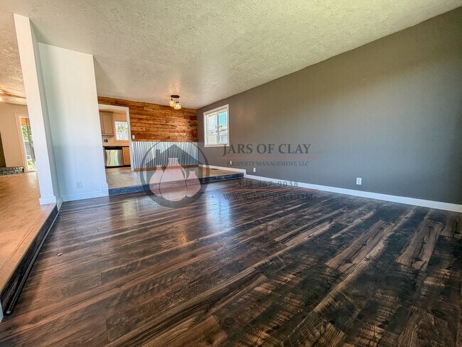 Building Photo - Updated 3 Bed / 2 Bath Salem Home with Central A/C, Fenced Yard & Included Landscaping!