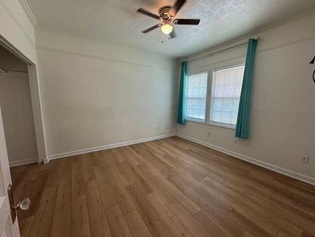 Building Photo - Downtown - Pensacola - 3 bedroom, 2 bathroom