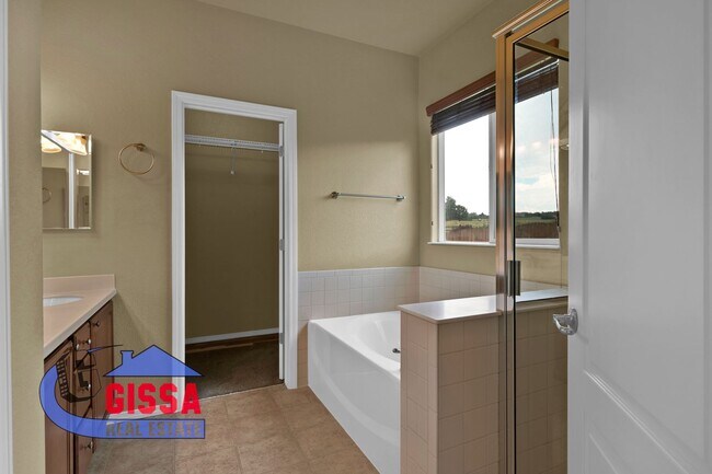 Building Photo - Beautiful ranch style home available to mo...