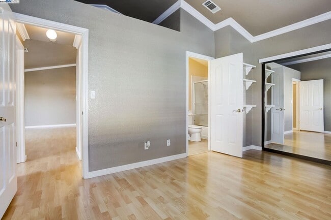 Building Photo - GREAT END UNIT, IMMACULATE SINGLE STORY, WITH LAMINATE FLOORING THROUGH OUT... 2 BEDS/1.5 BATH