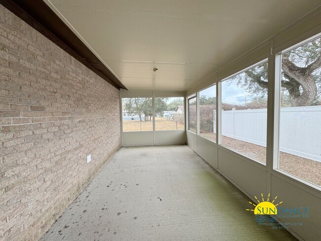 Building Photo - Charming 3-Bedroom Home located in between Hurlburt and Eglin AFB!