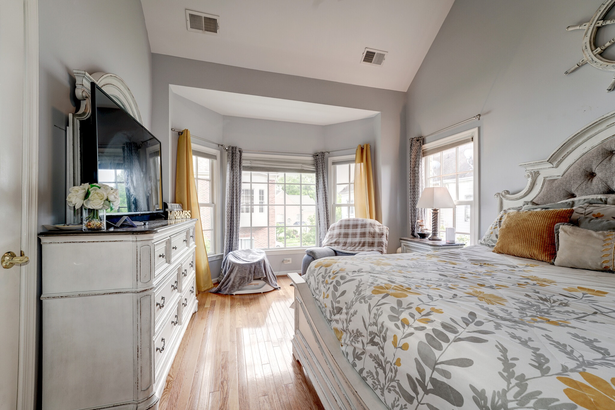 Sitting Area inside Master bedroom - 502 Fallsgrove Dr