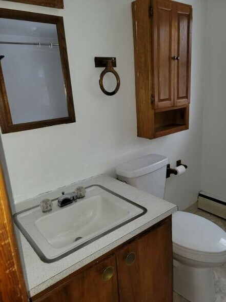 Bathroom - 5116 Murphy Rd