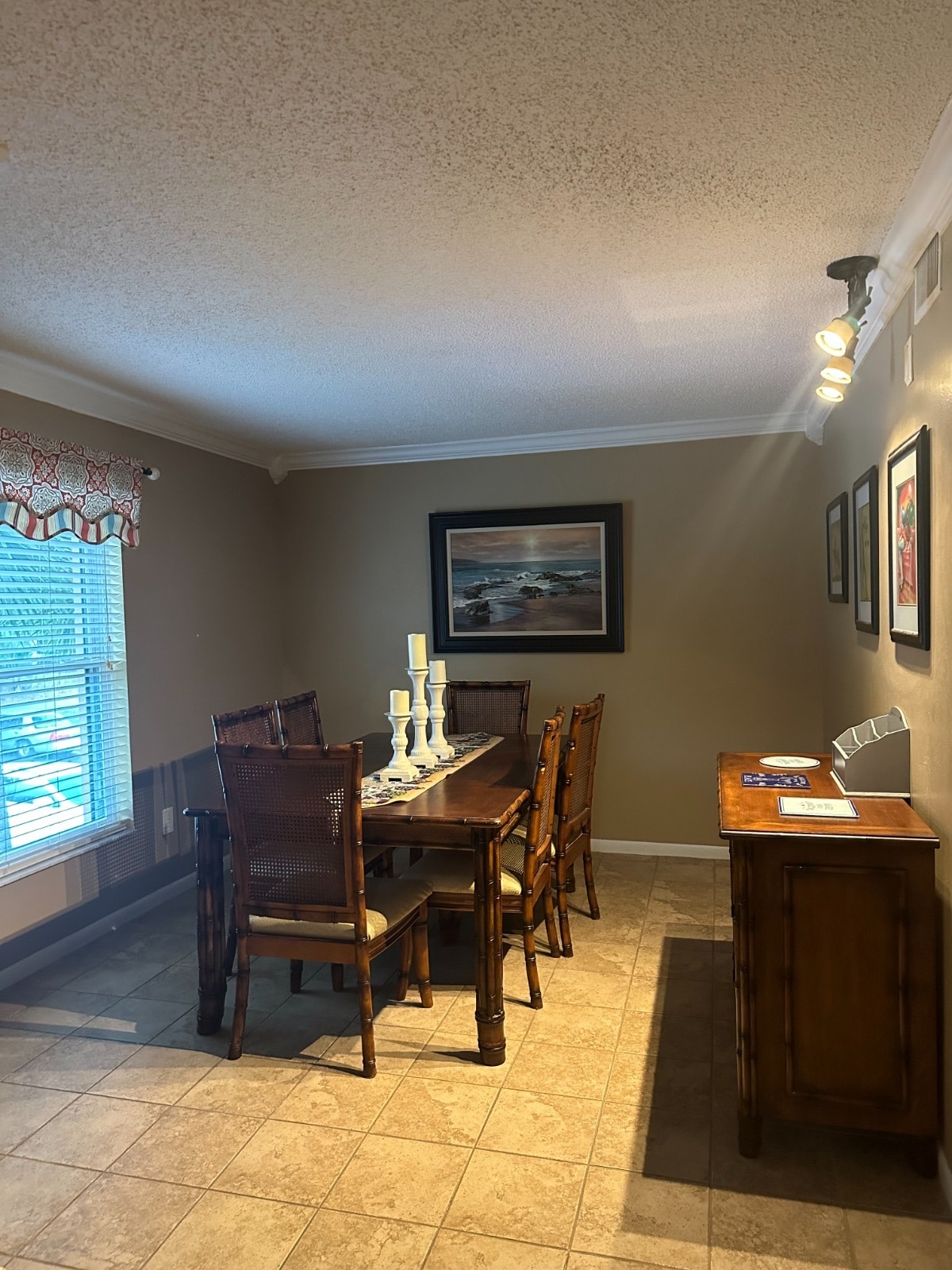 Dining Room - 600 Cranes Way