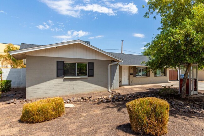 Building Photo - 1100 W 12th St