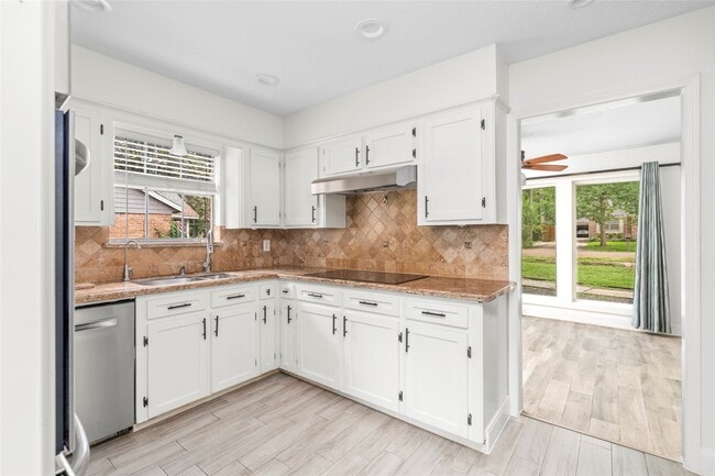 Building Photo - 560 Landfall Ln