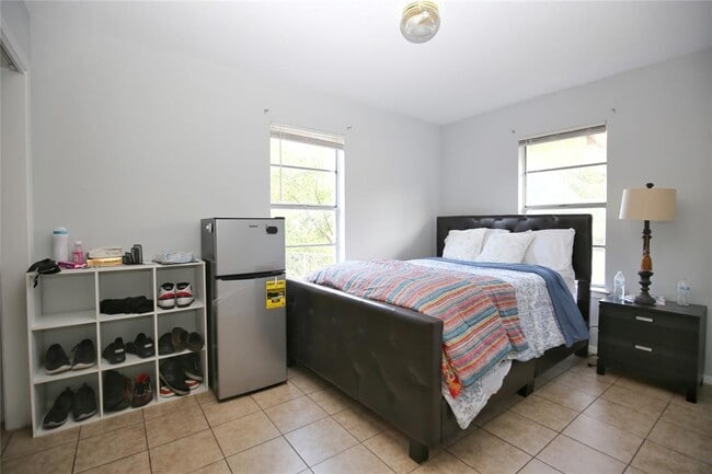Building Photo - 204 Deerfield Park Dr