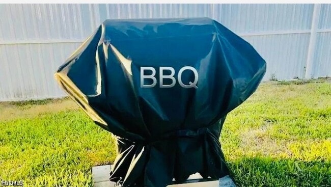 Building Photo - 1715 Chiquita Blvd S