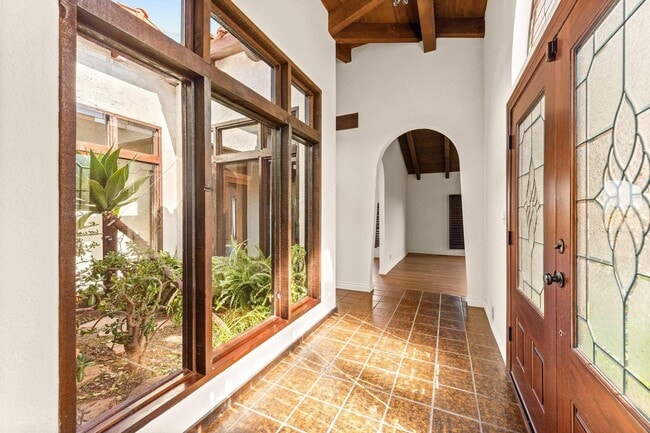 Building Photo - 3636 Malibu Country Dr