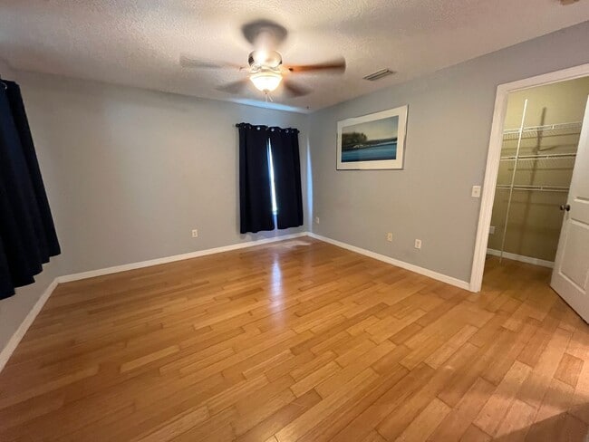 Building Photo - 3 Bedroom, 2 Bath home w/2 Car Garage on 5...