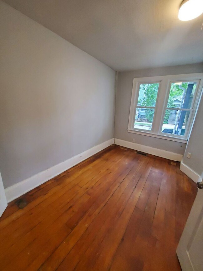 Building Photo - 3 Bedroom Single Family