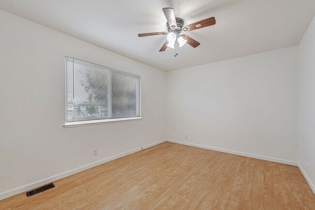 Building Photo - 1359 Shawn Dr