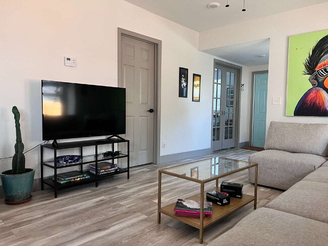 Building Photo - "Charming 2-Bed, 2-Bath Gem in the Heart of St. Petersburg – 1100 Sq. Ft. of Comfort!"