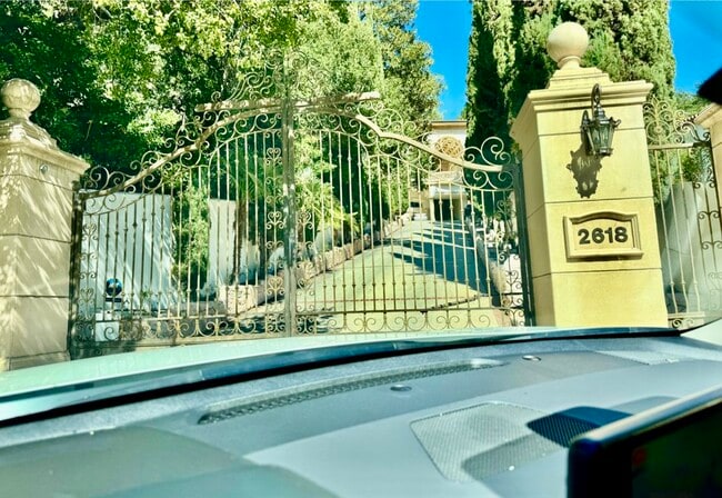 Building Photo - 2618 N Vermont Ave