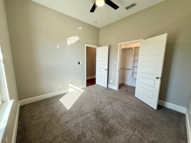 Building Photo - 1037 Stagecoach Bend