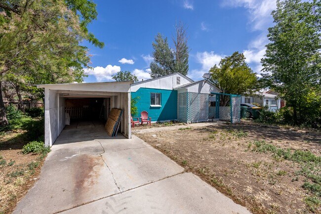 Building Photo - Charming 2-Bedroom Home in Aztec, NM - Per...
