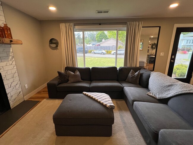 Building Photo - Remodeled 3 Bedroom Troutdale Home