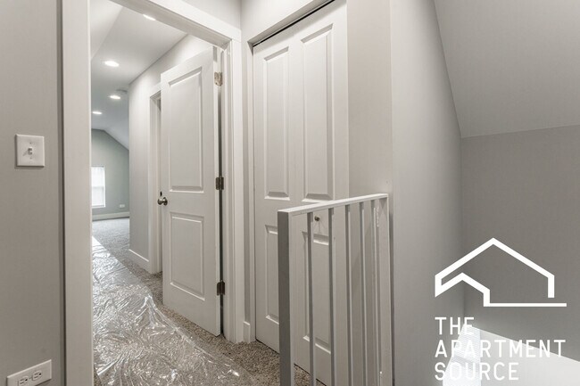 Building Photo - 926 W 32nd Pl