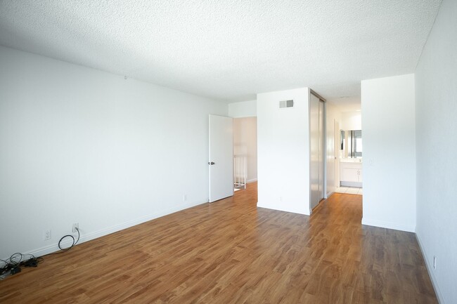 Building Photo - Harborwalk Marina Villa | 3 Bed, 2.5 Bath | Channel Islands Harbor | Beach Close