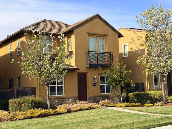 Building Photo - 2003 Poinsettia St