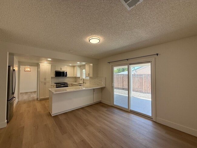 Building Photo - 1120 Village Dr