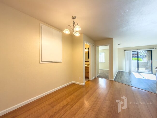 Building Photo - Gated Community, 3 Bed Condo!
