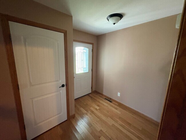 Building Photo - 2-bedroom, 2-bath Duplex in Champaign, IL