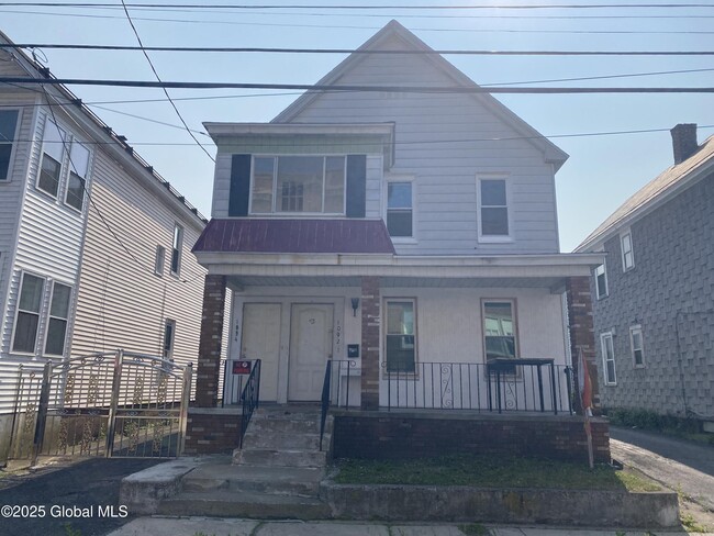 Primary Photo - 1092 Webster St