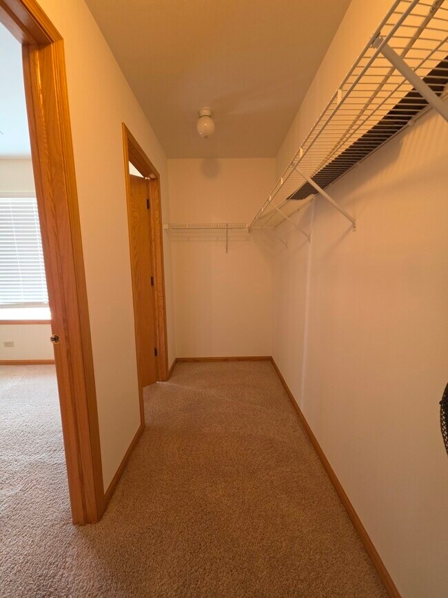 Building Photo - 10 Waverly Ct