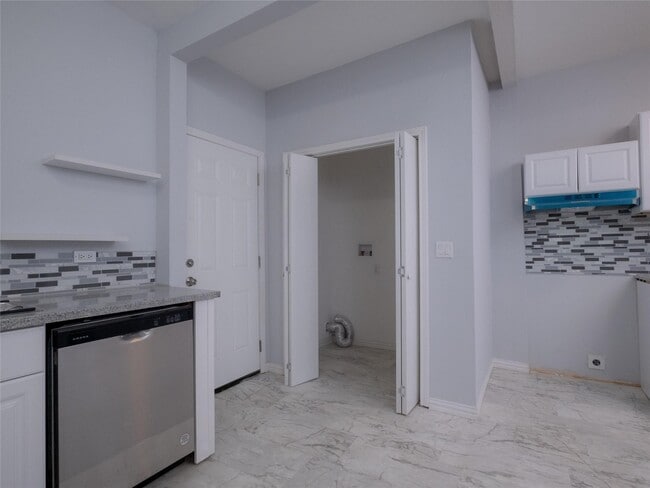 Building Photo - 2703 Areba St