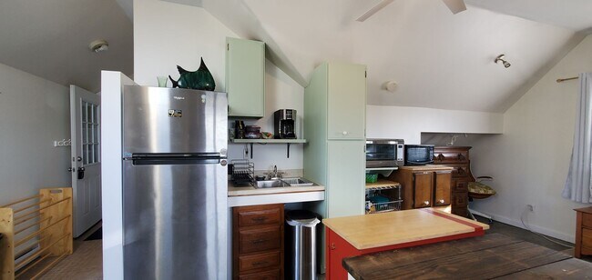 Building Photo - Charming Over-the-Garage Studio Apartment