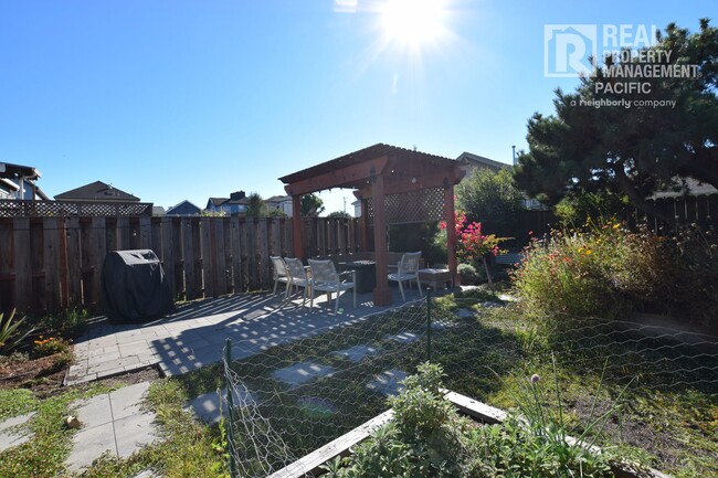 Building Photo - 4 Bedroom Victorian in West Oakland