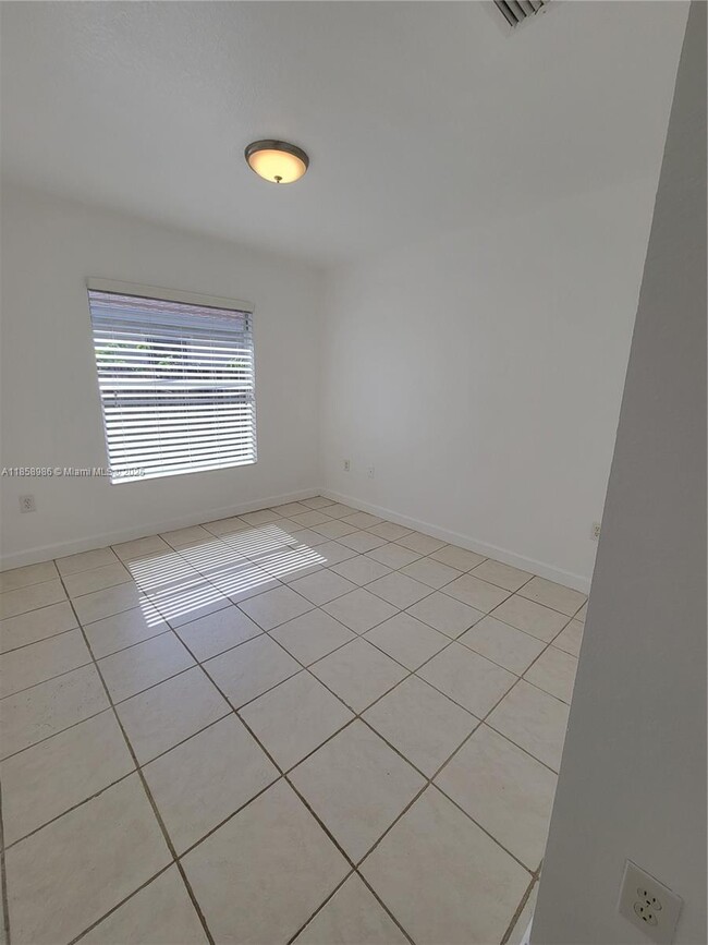 Building Photo - $3,100MONTHLY;35 SW 7TH ST #2 HALLENDALE B...