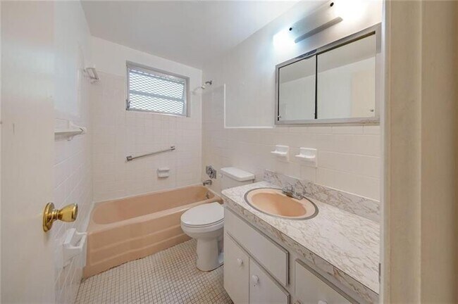 Building Photo - 2115 NE 42nd Ct