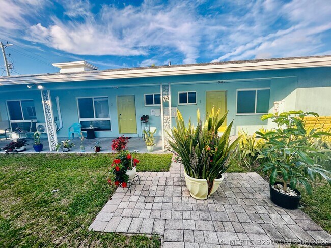 Building Photo - 4421 Poinciana St