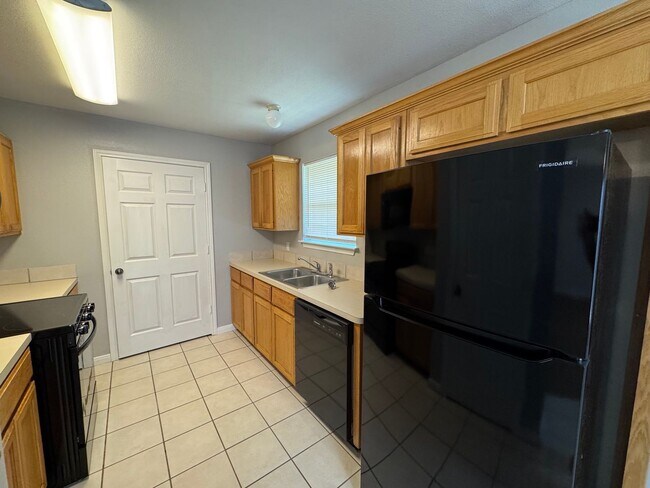 Building Photo - Updated 4 Bedroom Duplex in China Spring ISD