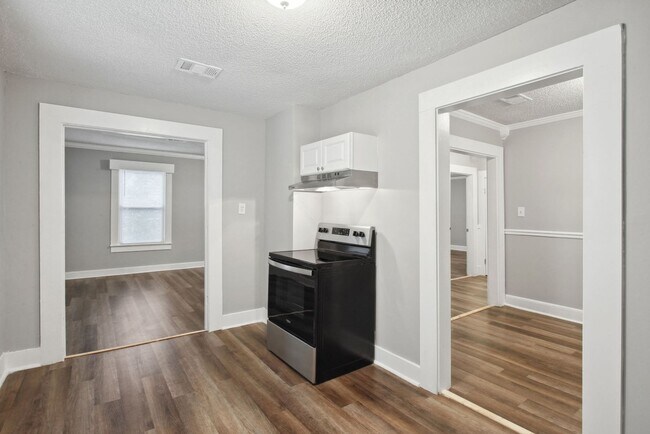 Building Photo - 3BR/2BA Downtown House Walking Distance to Forsyth Park and Daffin Park