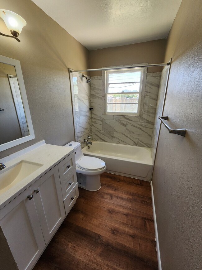 Building Photo - 3 bed 2 bath home with 1 car garage