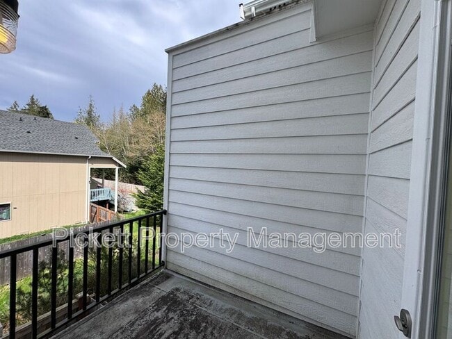 Building Photo - 814 NW Highgarden Dr