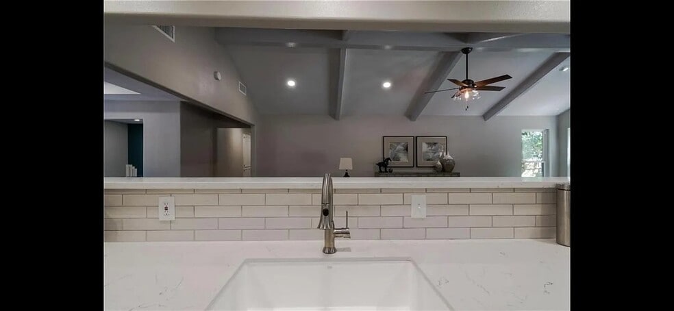 Building Photo - 4704 Woodside Dr