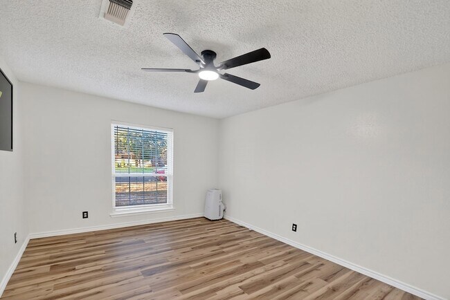 Building Photo - 2821 Metz Dr