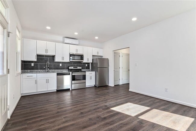 Building Photo - 1060 Grant Way SE