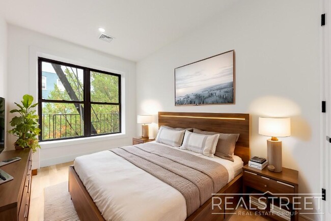 Building Photo - Stunning Brand New 2 Bed Duplex with Backy...