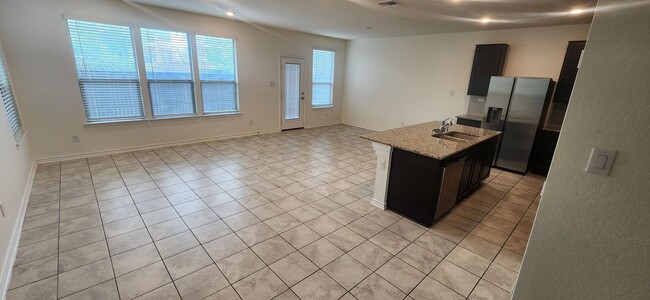 Building Photo - 5-Bedroom 3-Bathroom Home Walking distance to USAA and just mins from Medical Center and UTSA