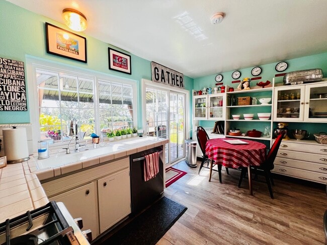 Building Photo - Beautiful 4 bedroom 2 bath House, adorable...