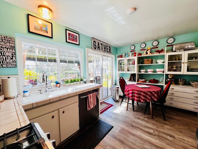 Building Photo - LAKE ACCESS!! Beautiful 4 bedroom 2 bath House, adorable front/back yard