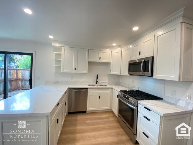 Building Photo - ***PRICE REDUCTION*** Modern Downstairs 2-...