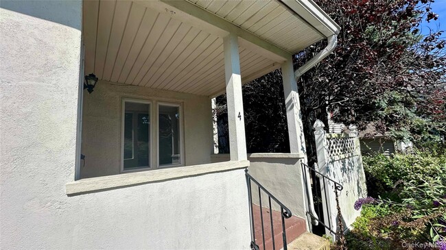 Building Photo - 158 Anstice St